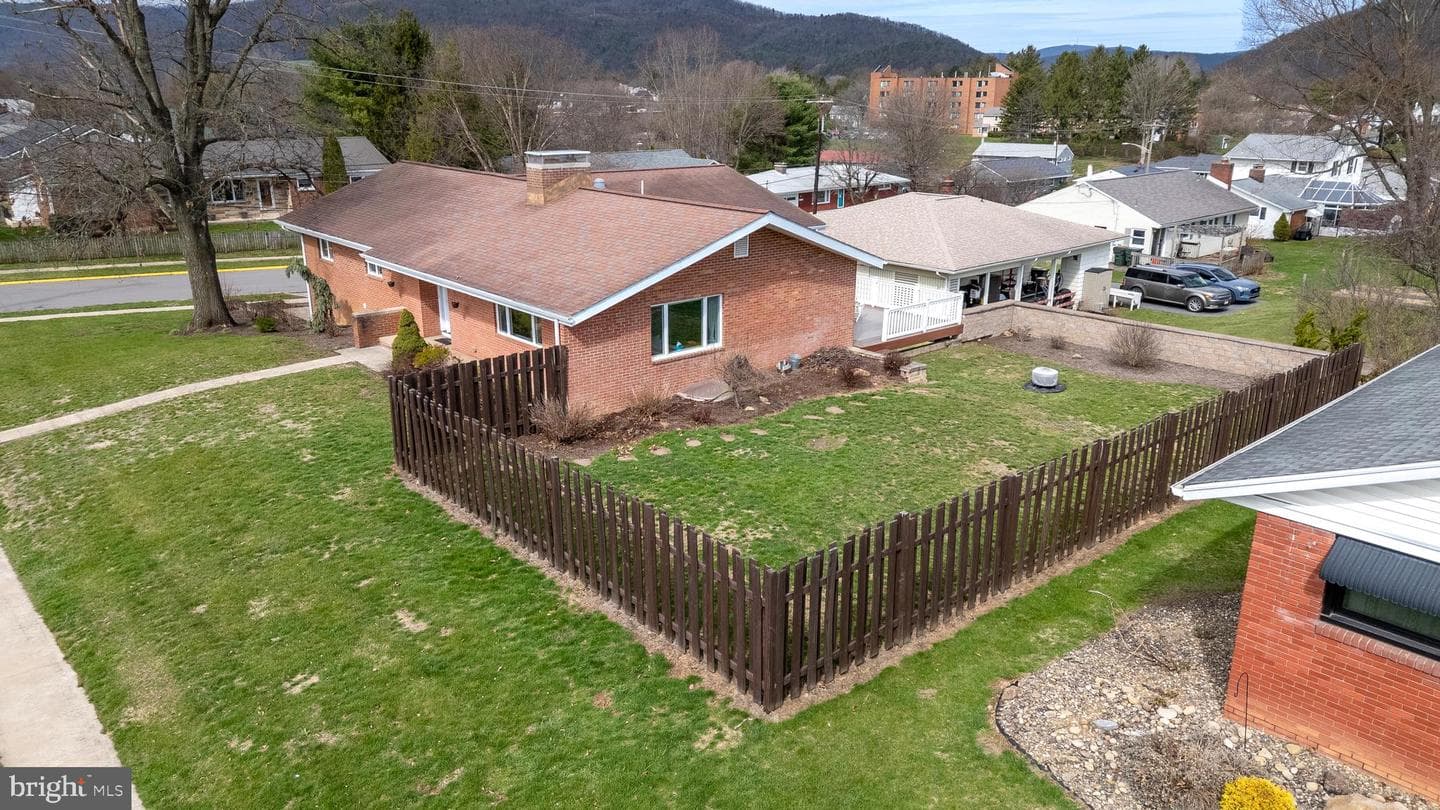 805 E High Street photo 3