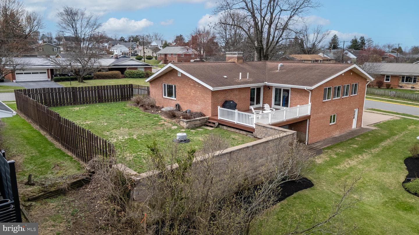 805 E High Street photo 32