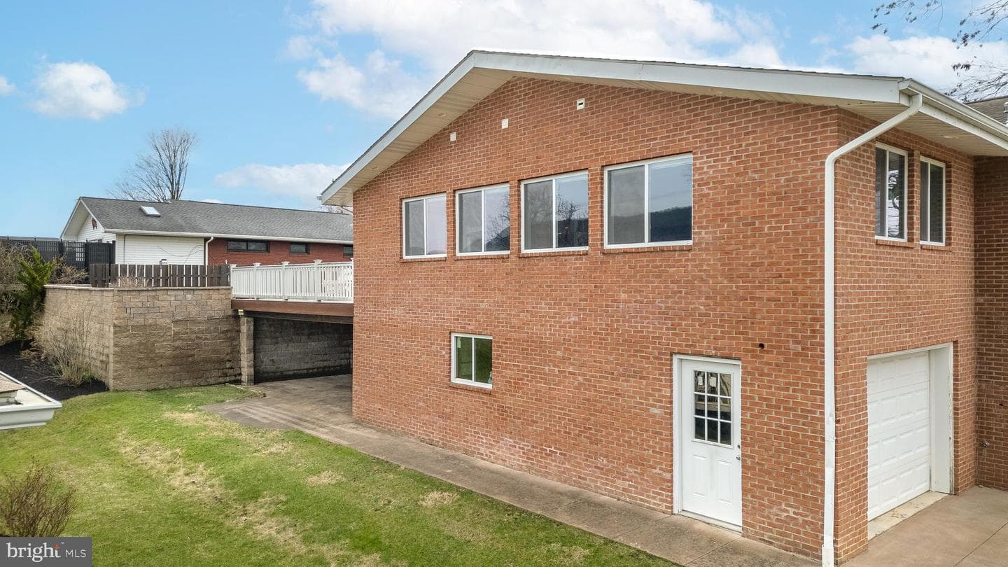 805 E High Street photo 35