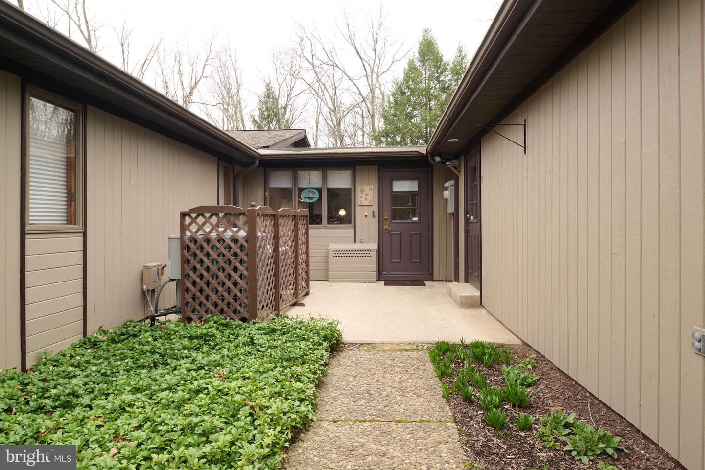 576 E Shadow Lane photo 3