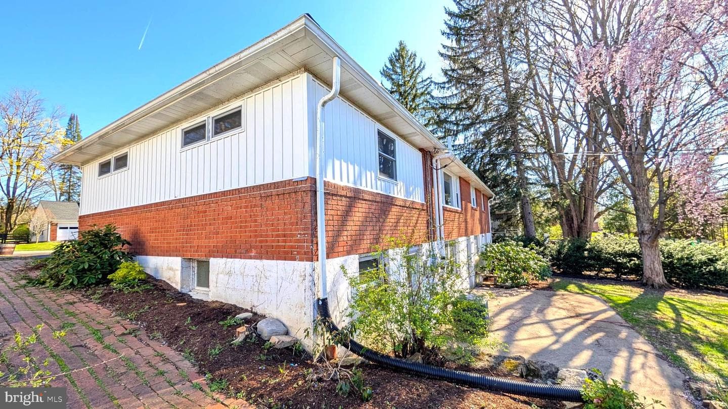 221 Ellen Avenue photo 3