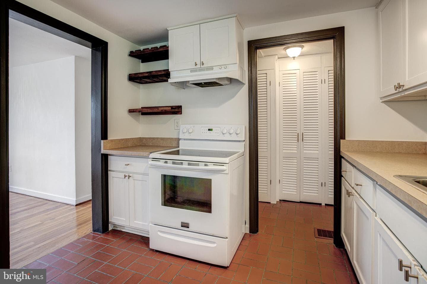 151 W Prospect Avenue photo 8