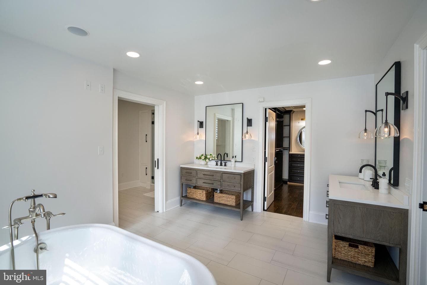 157 Manhasset Court photo 17
