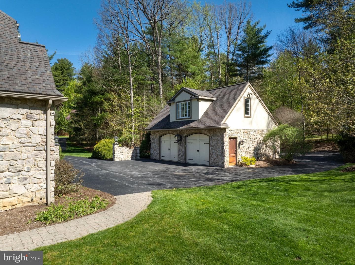 157 Manhasset Court photo 21