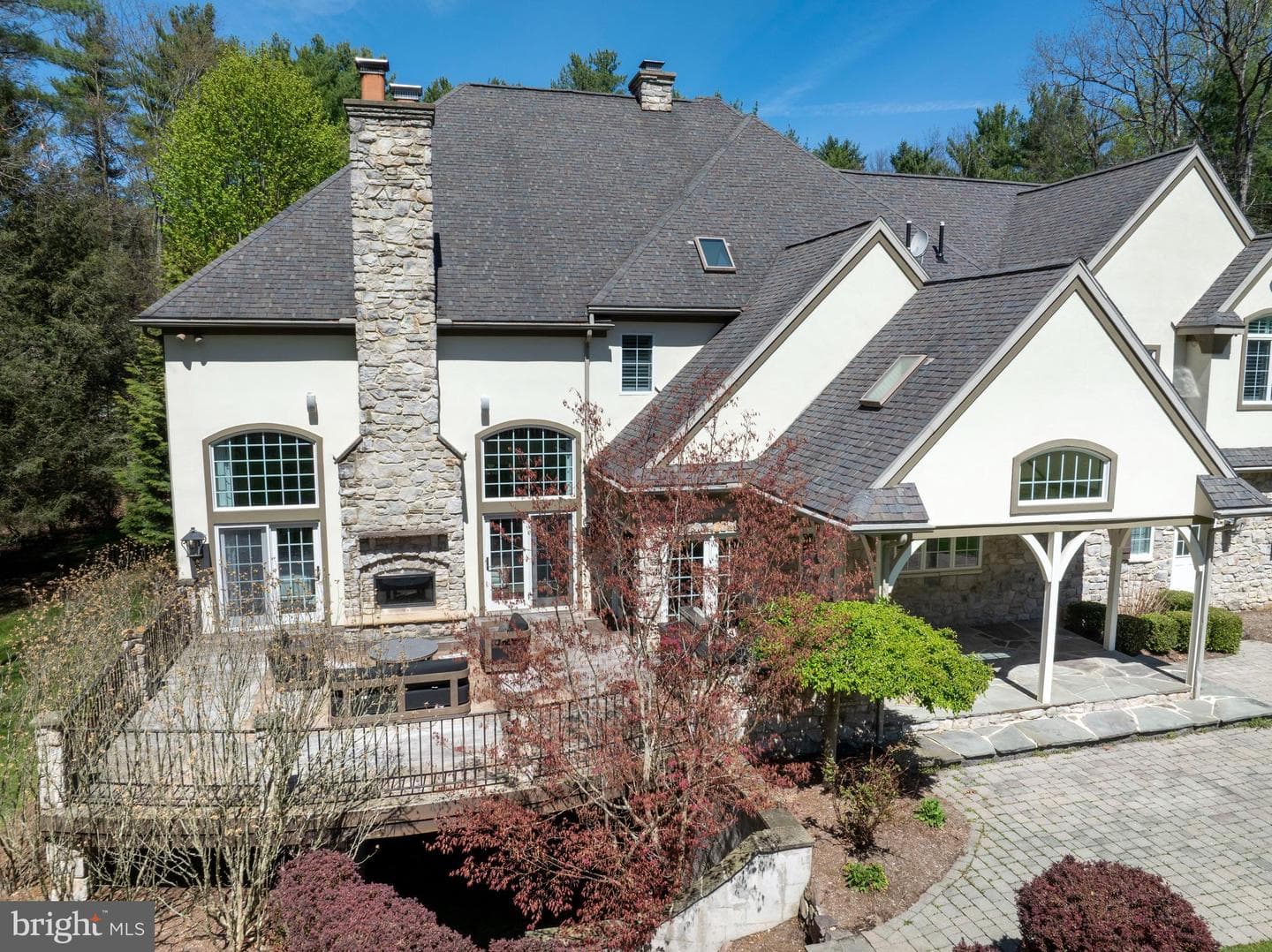 157 Manhasset Court photo 25