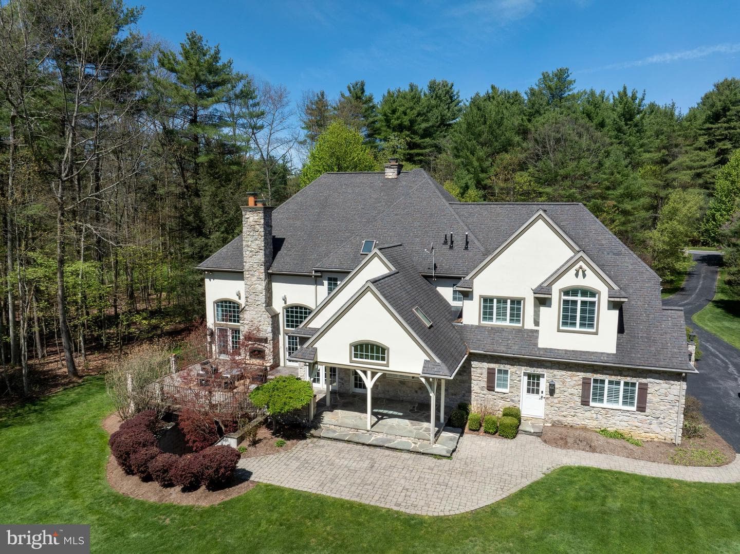 157 Manhasset Court photo 29