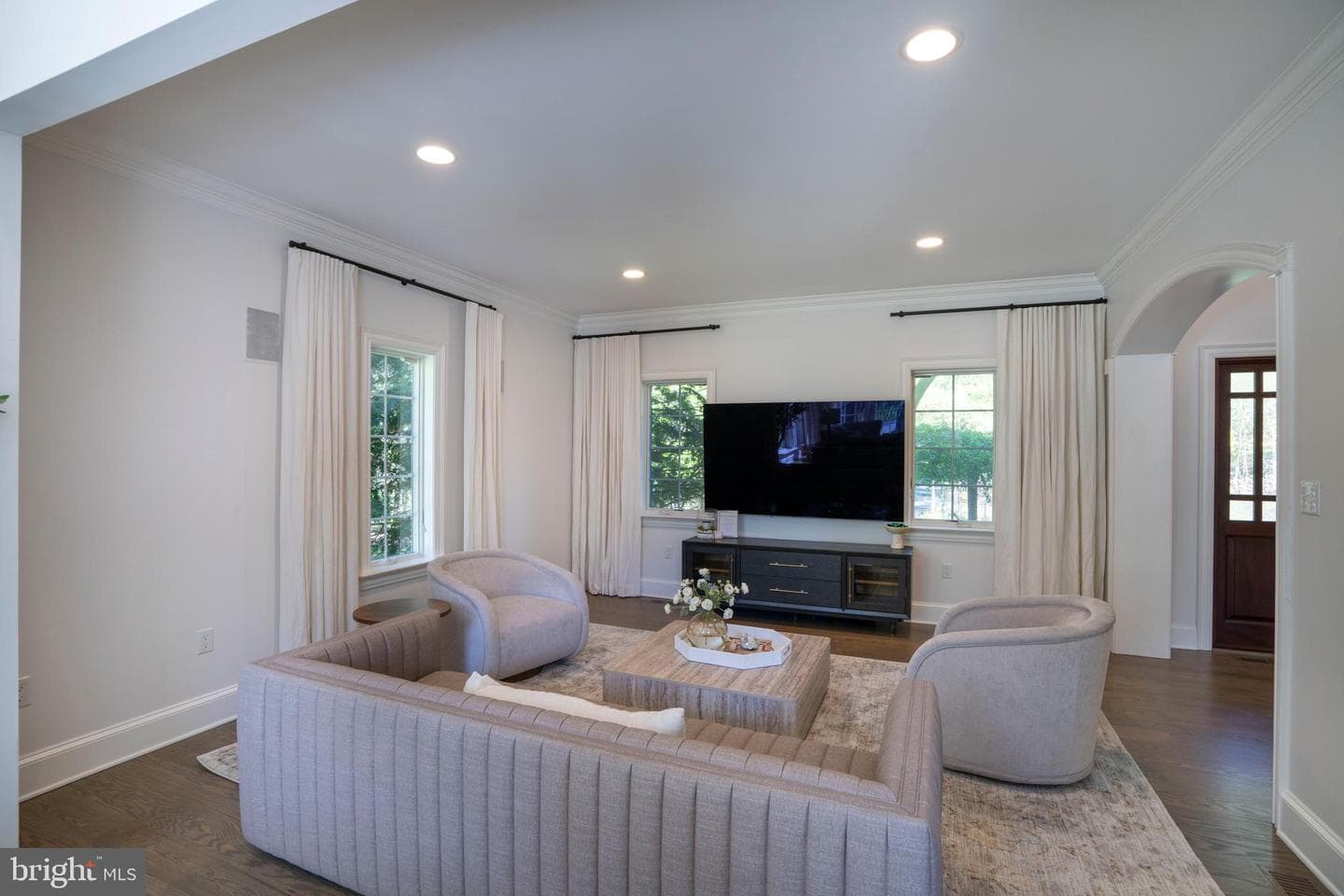 157 Manhasset Court photo 4