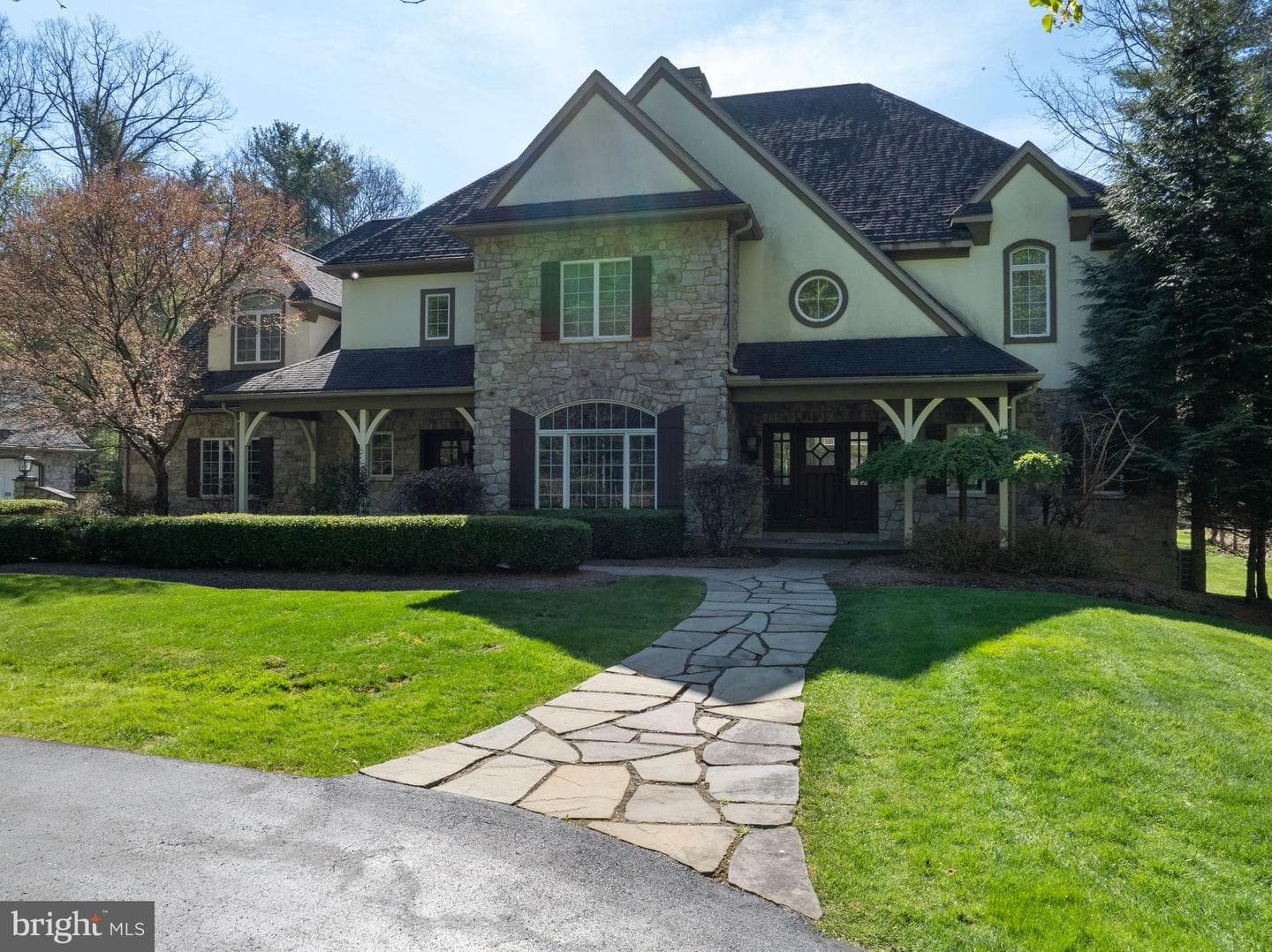 157 Manhasset Court photo 8
