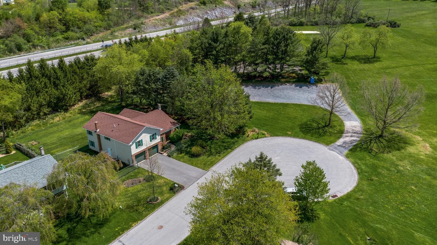 409 Goldfinch Drive photo 3