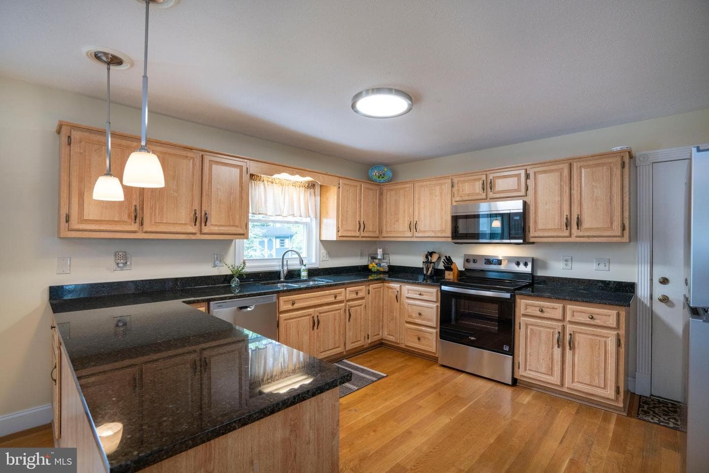 424 Canterbury Drive photo 3