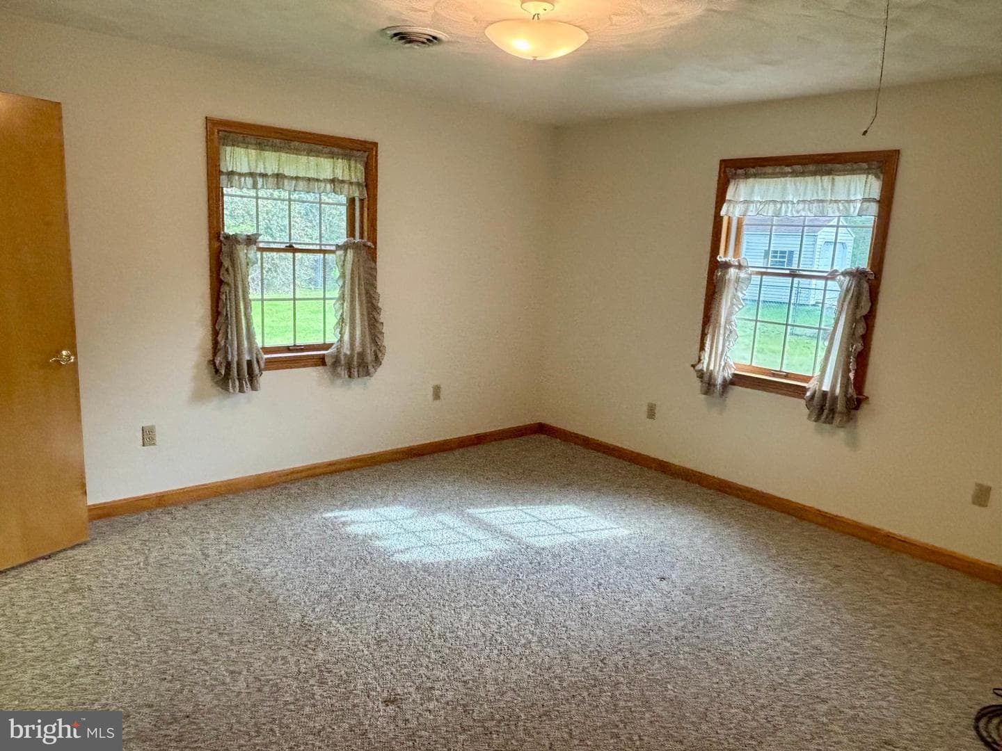675 Elm Road photo 32
