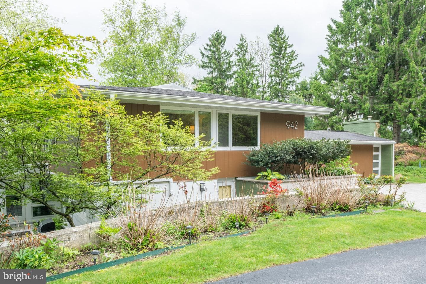 942 Robin Road photo 2