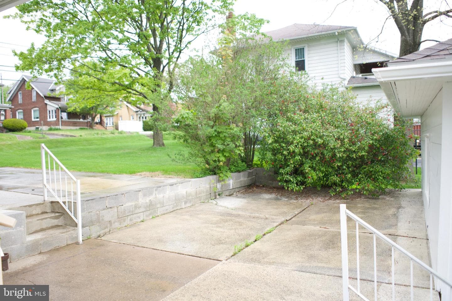 149 E Main St photo 25