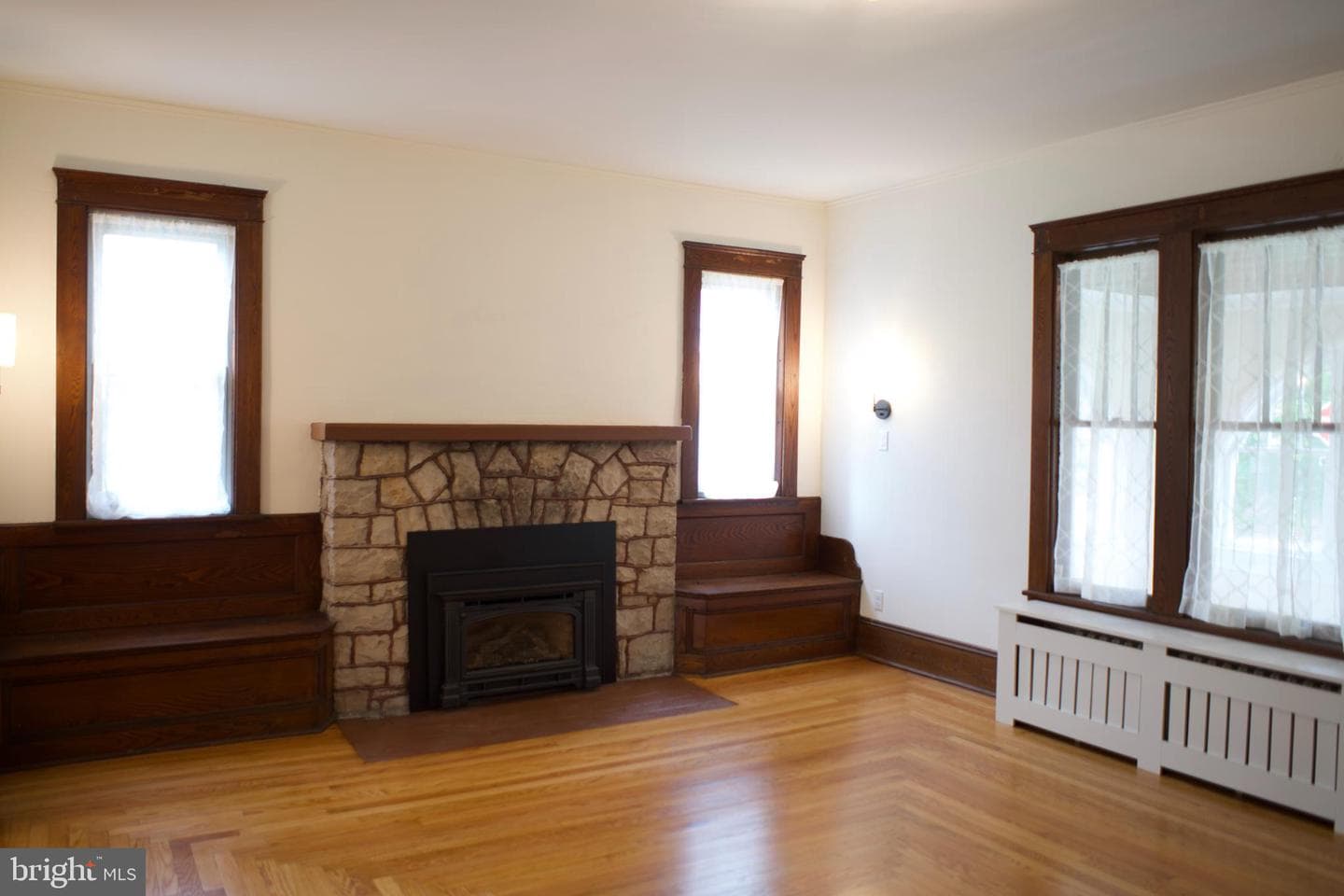 149 E Main St photo 8