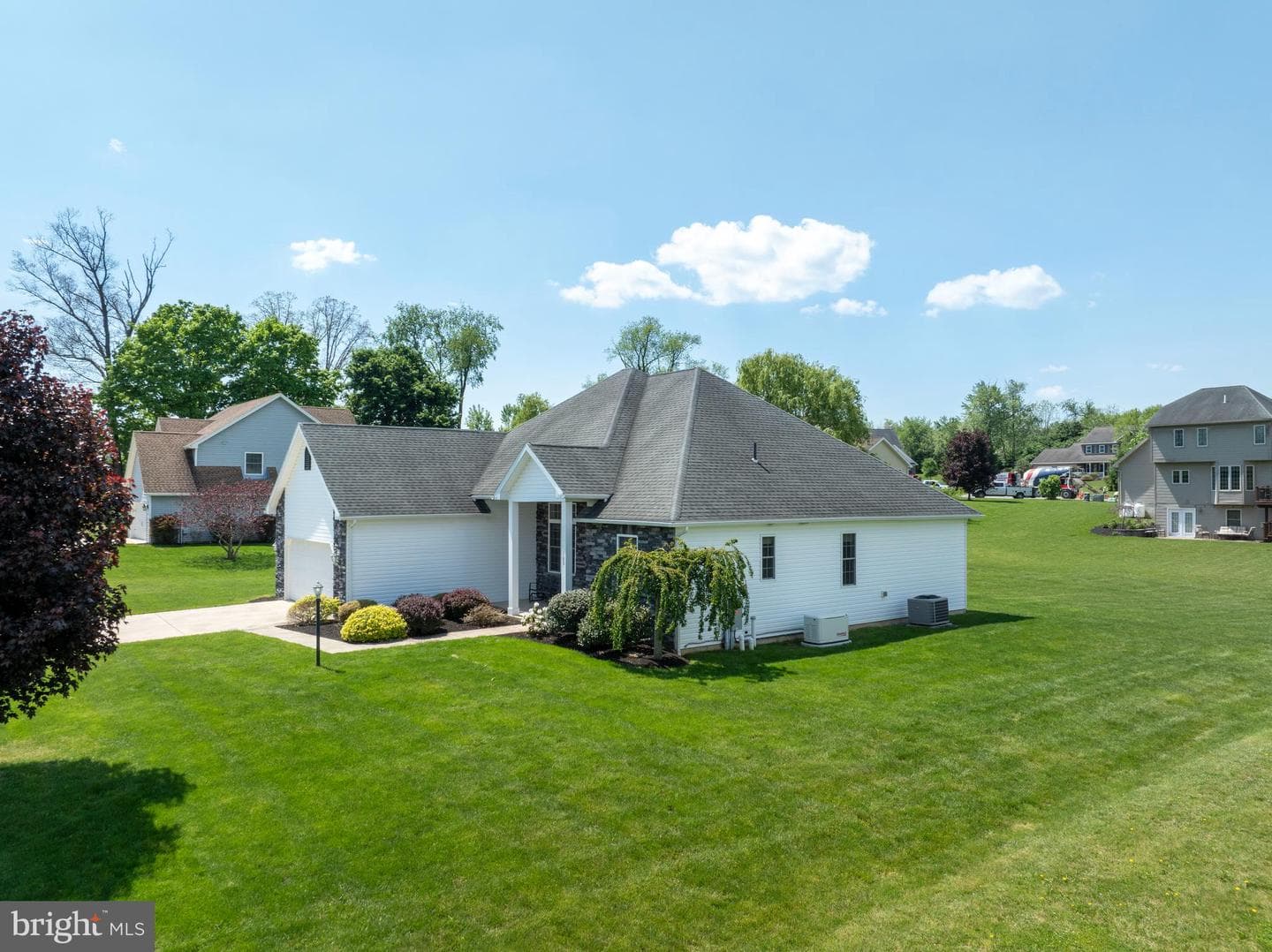 160 Aster Avenue photo 4