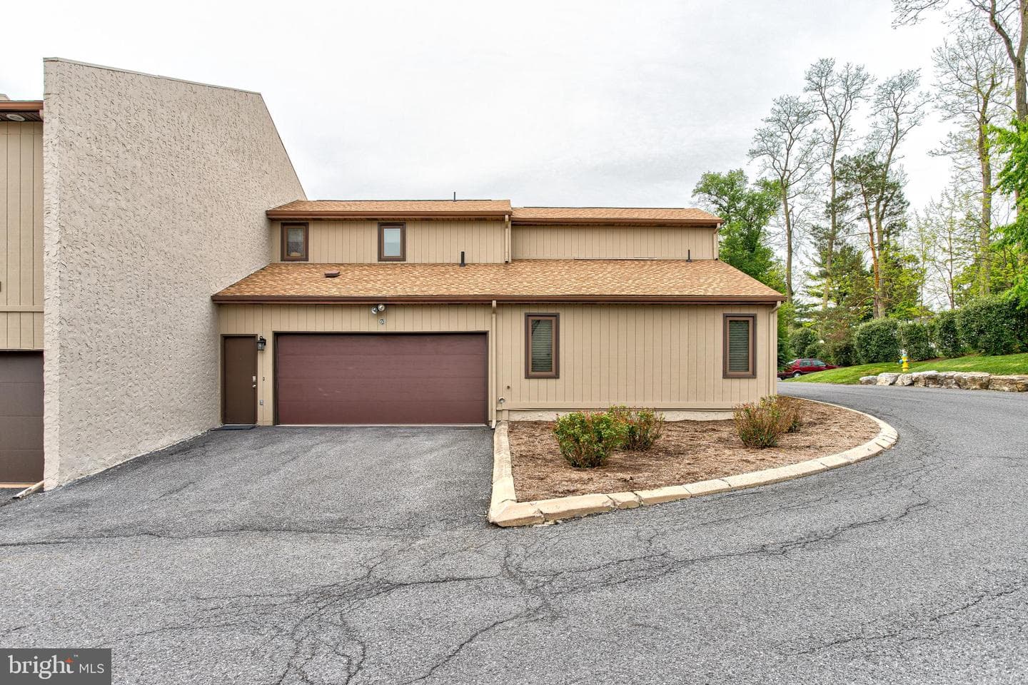850 W Aaron Drive photo 2