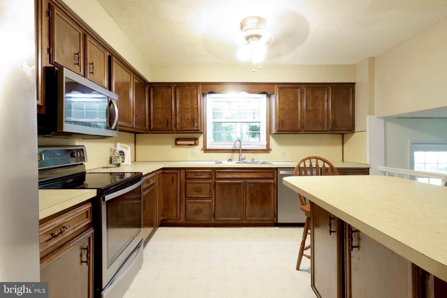 593 Devonshire Drive photo 15