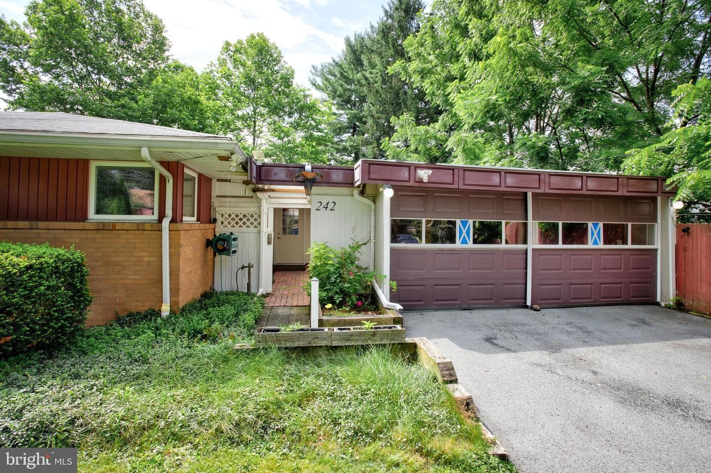 242 W Whitehall Road photo 3