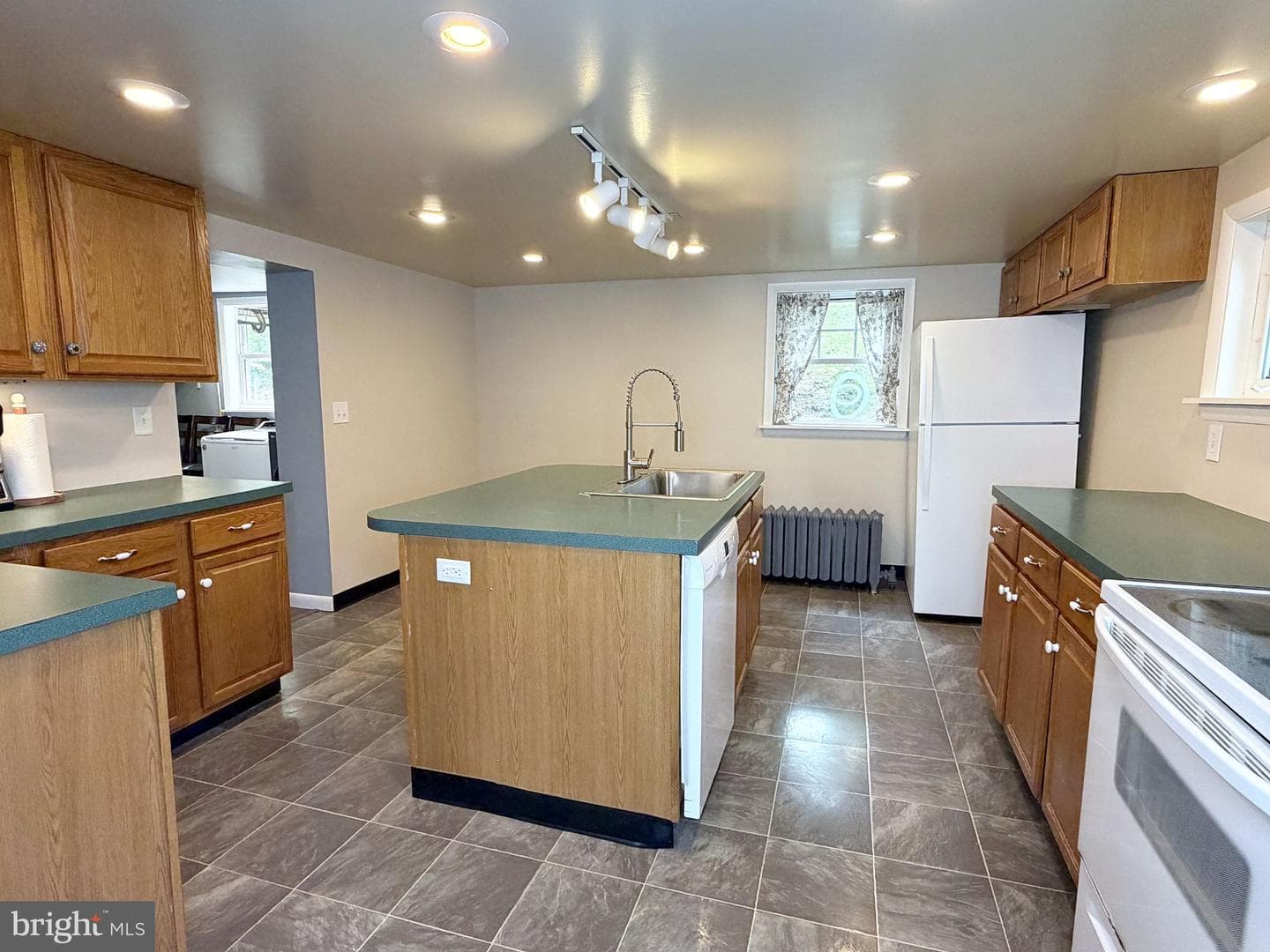 138 W Logan Street photo 13