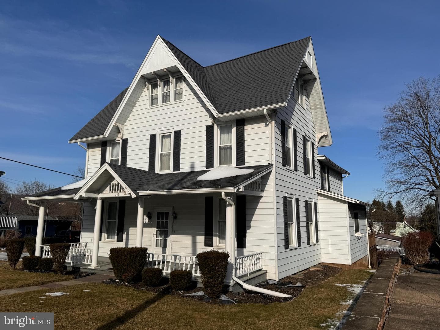 302 Fairview Street S photo 2