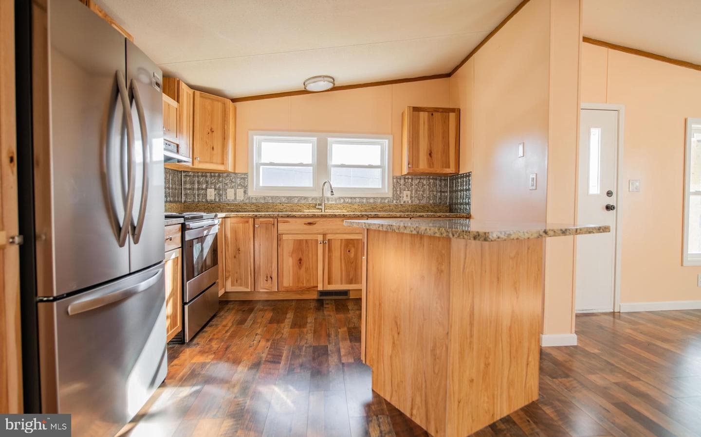 937 Center Street photo 4