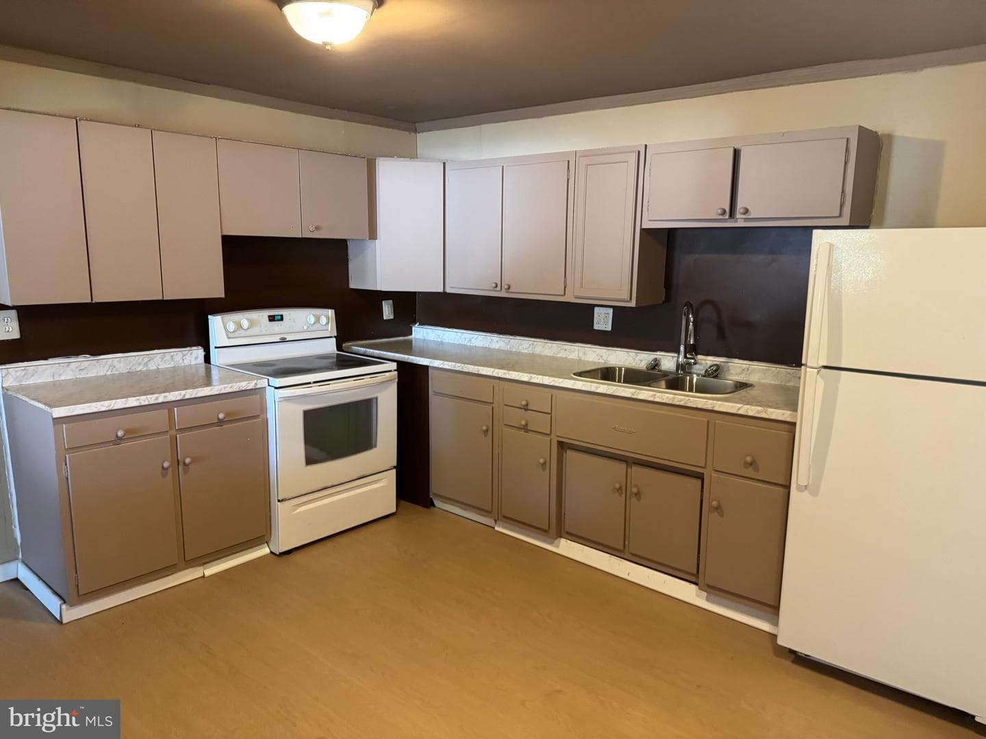 541 Summerhill Avenue photo 3