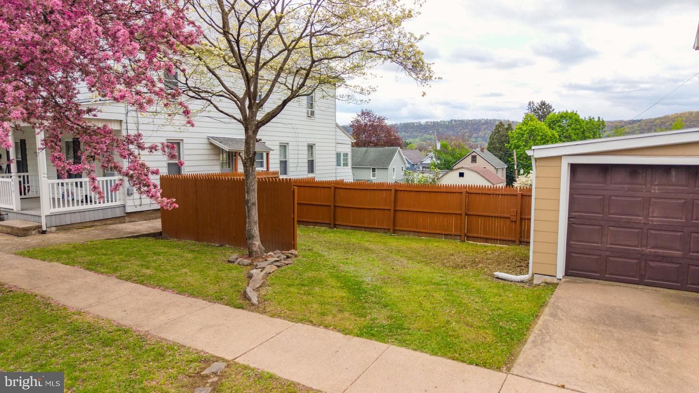 422 E 4th Street photo 31