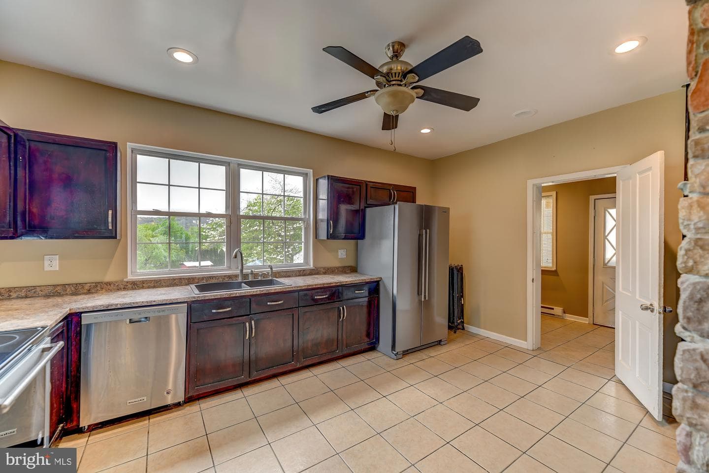 422 E 4th Street photo 8