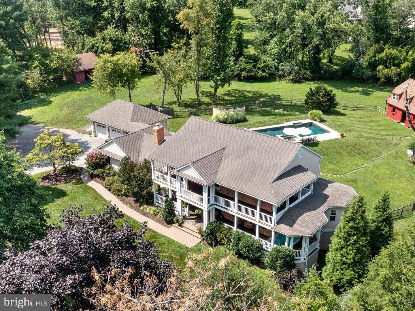 138 Davis Road photo 1