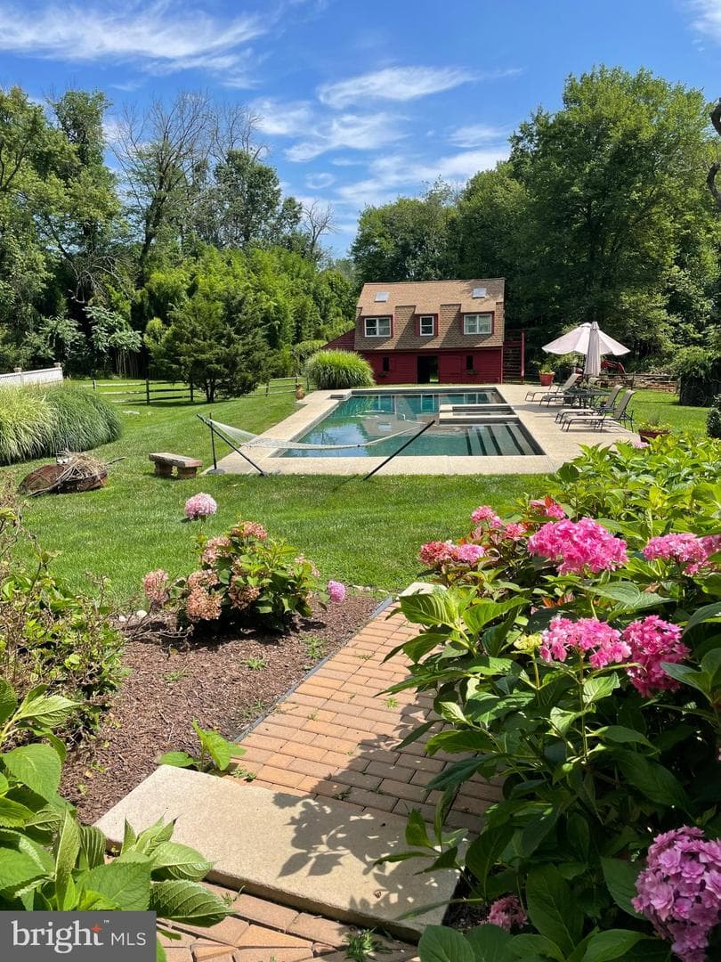 138 Davis Road photo 4