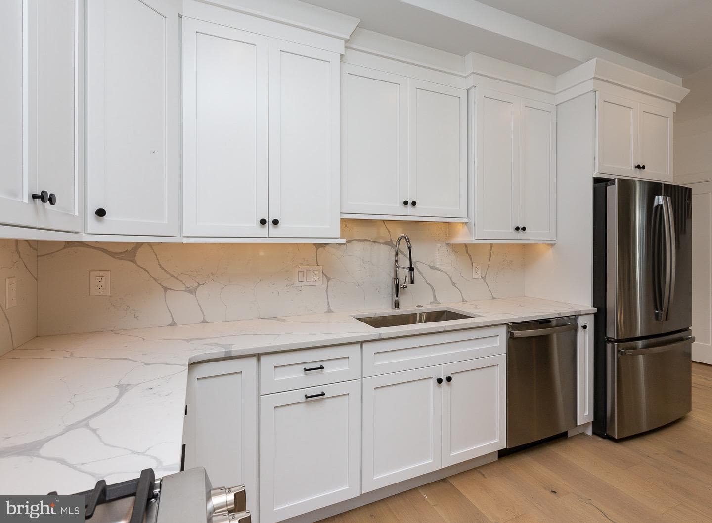 982 Henry Avenue photo 10