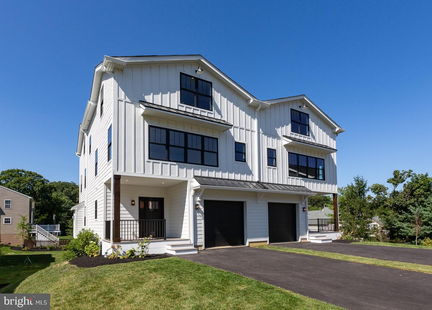 982 Henry Avenue photo 2