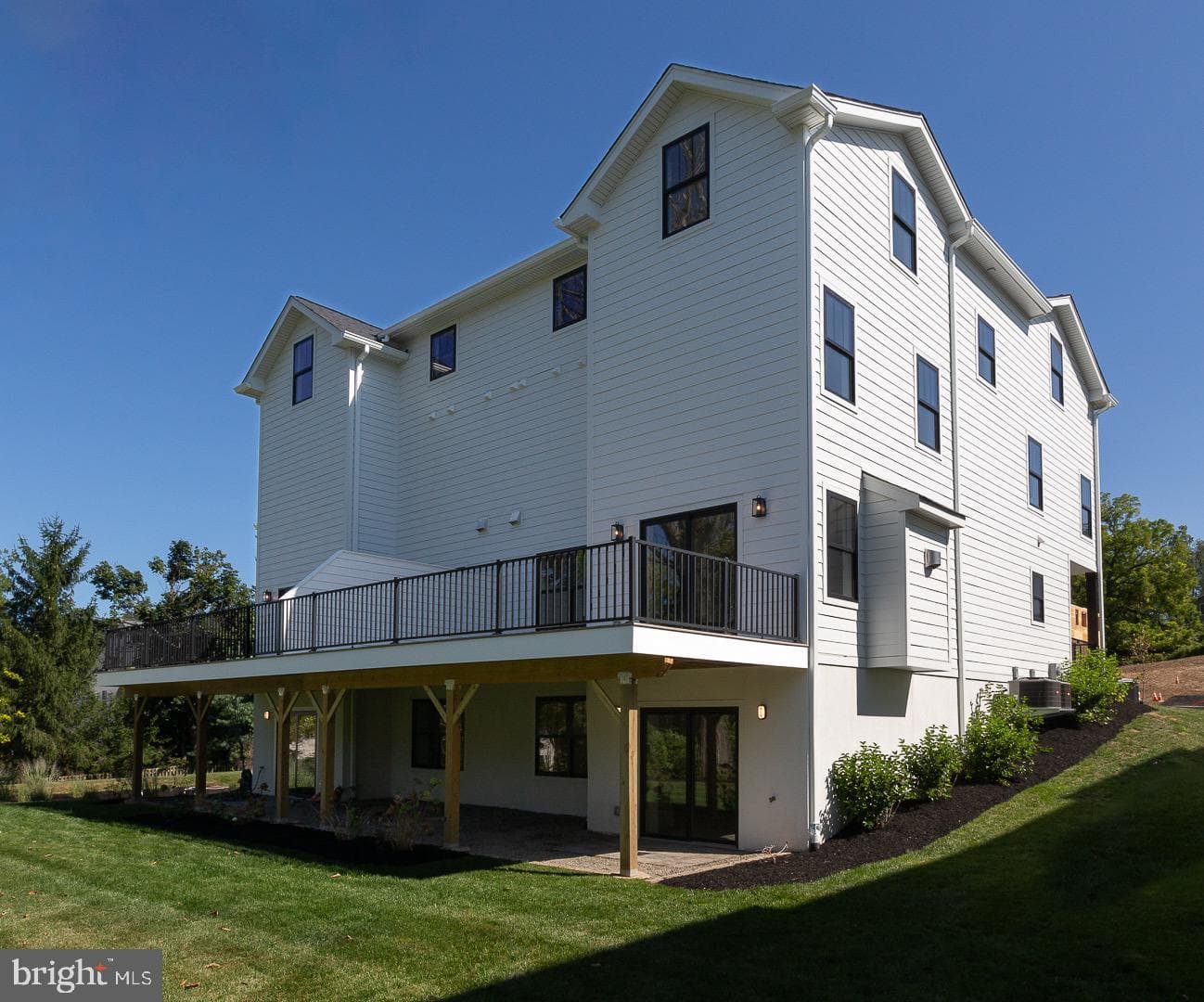 982 Henry Avenue photo 3