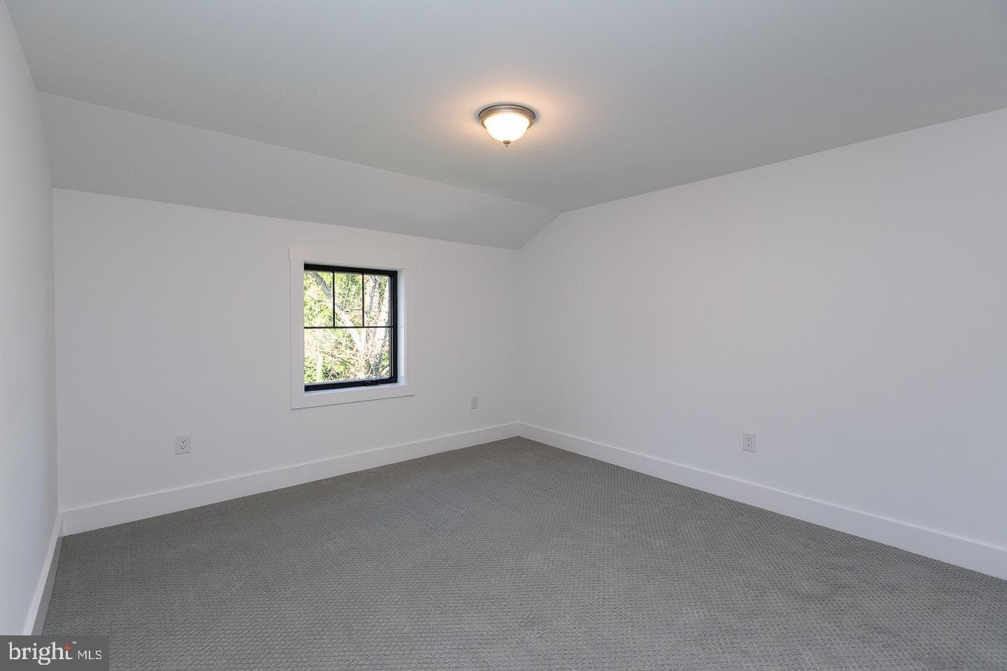 982 Henry Avenue photo 32