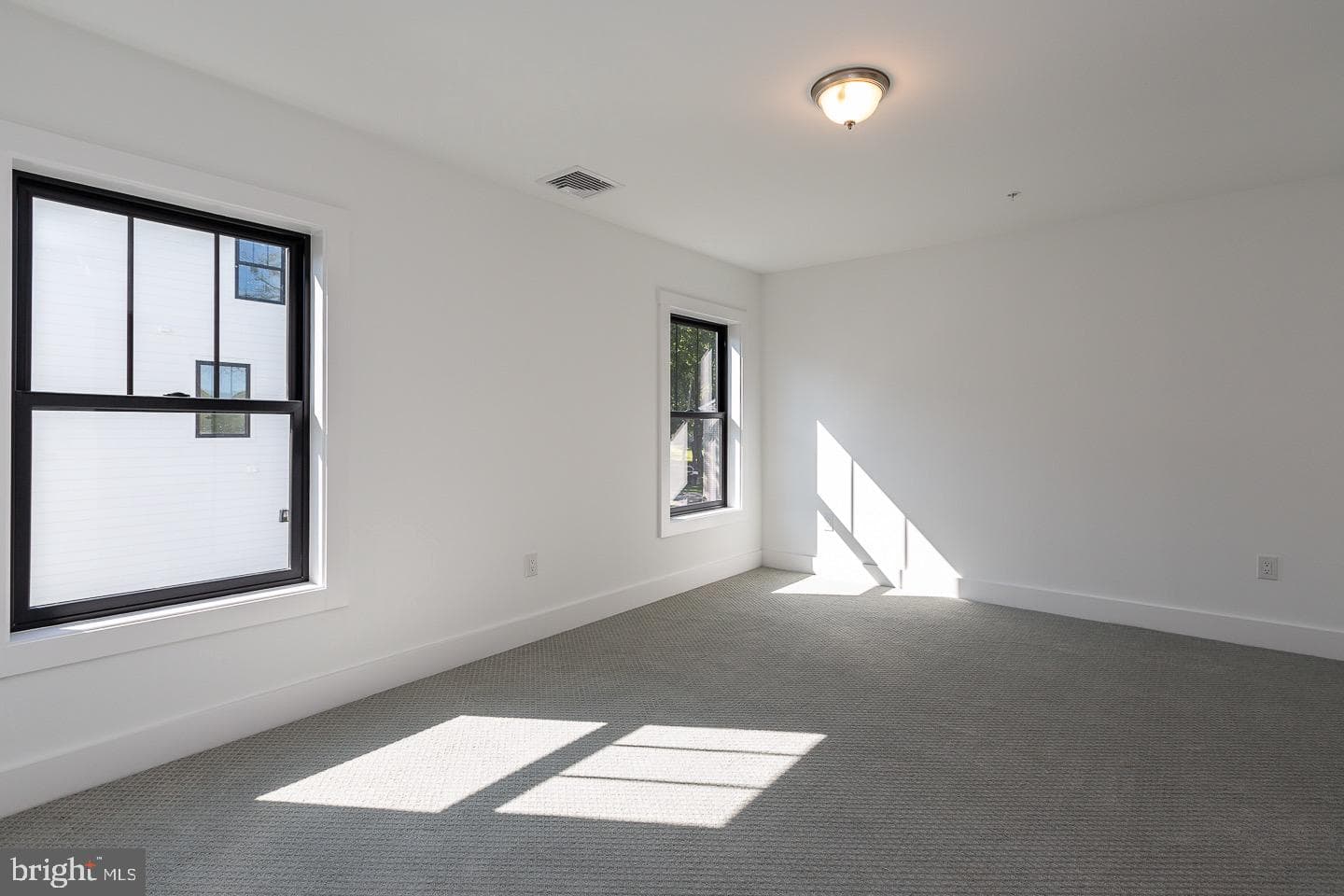 982 Henry Avenue photo 33