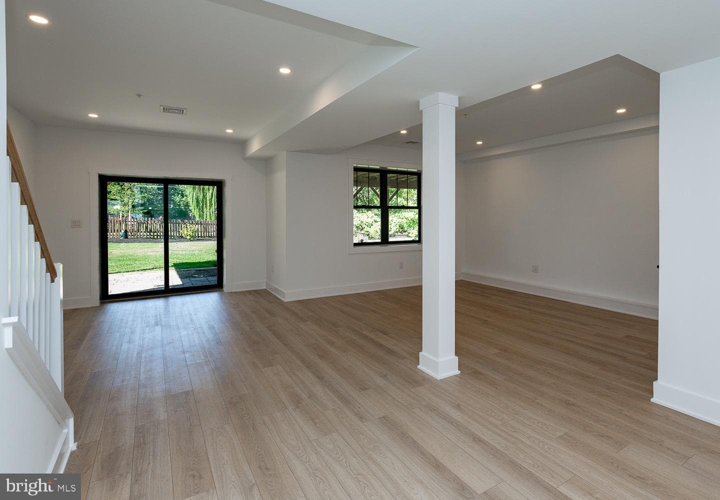 982 Henry Avenue photo 36