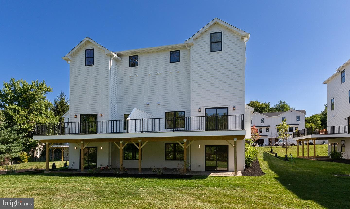 982 Henry Avenue photo 4