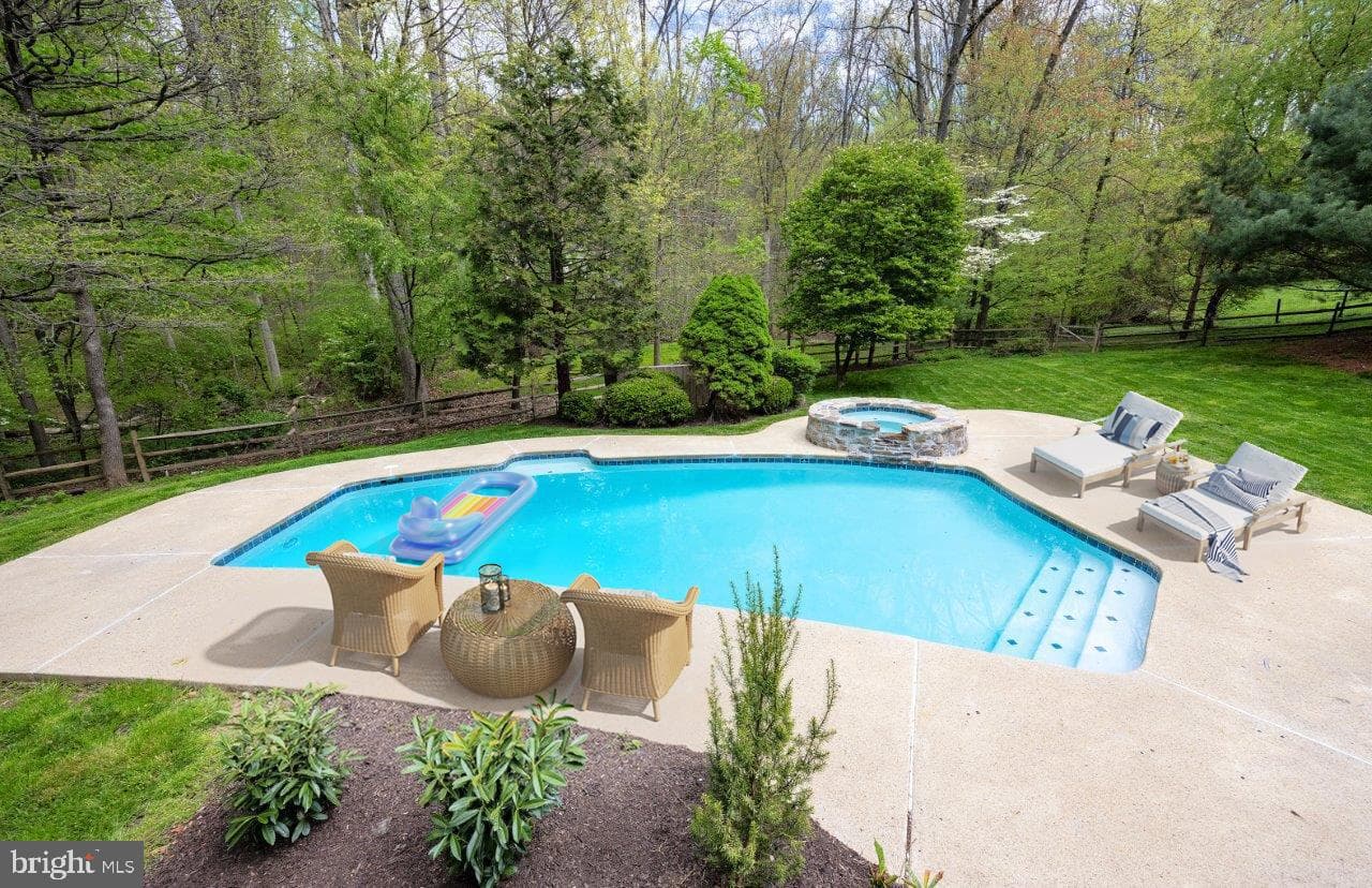 1685 Waterglen Drive photo 2