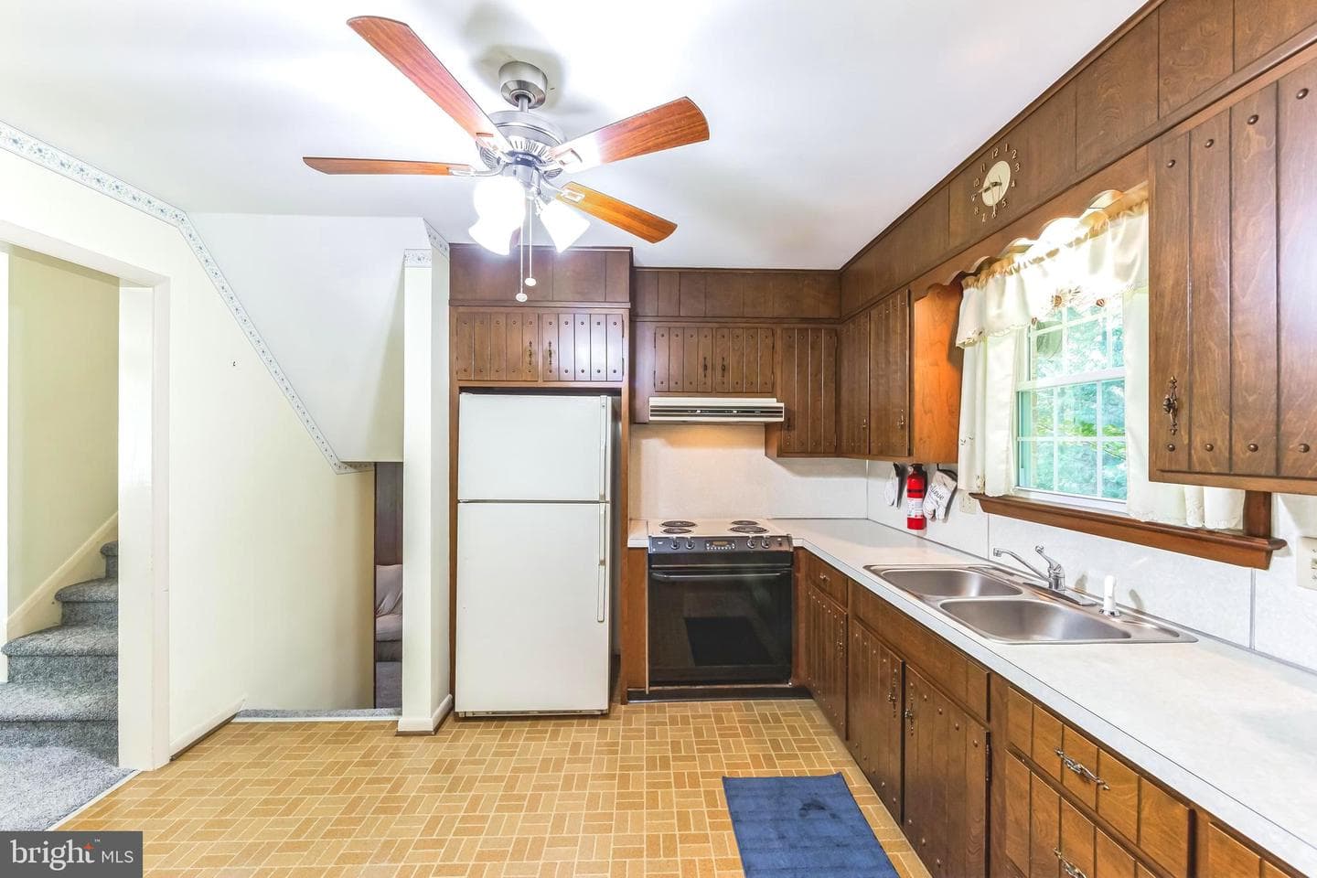 1038 W Kings Highway photo 11