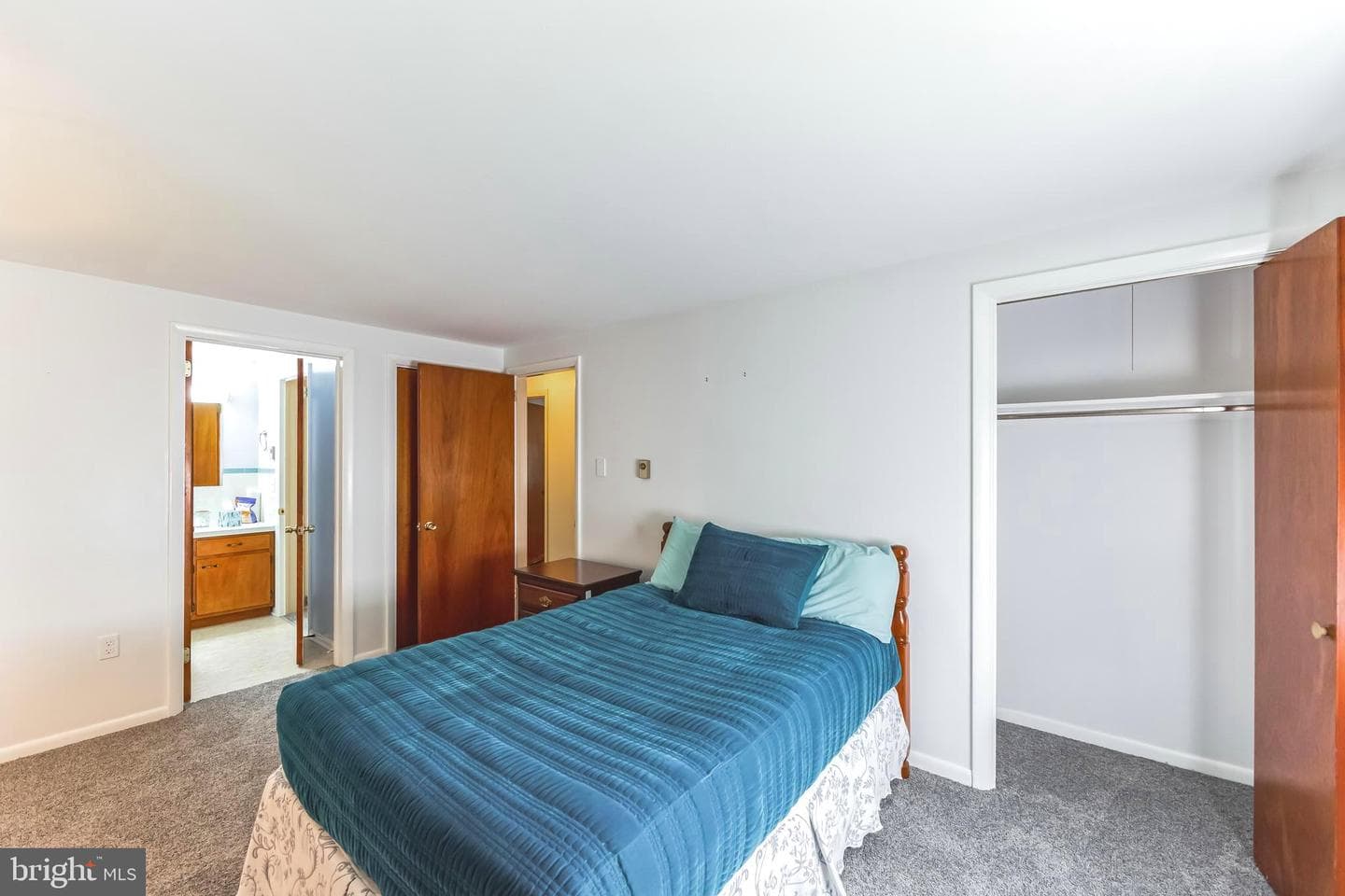1038 W Kings Highway photo 20