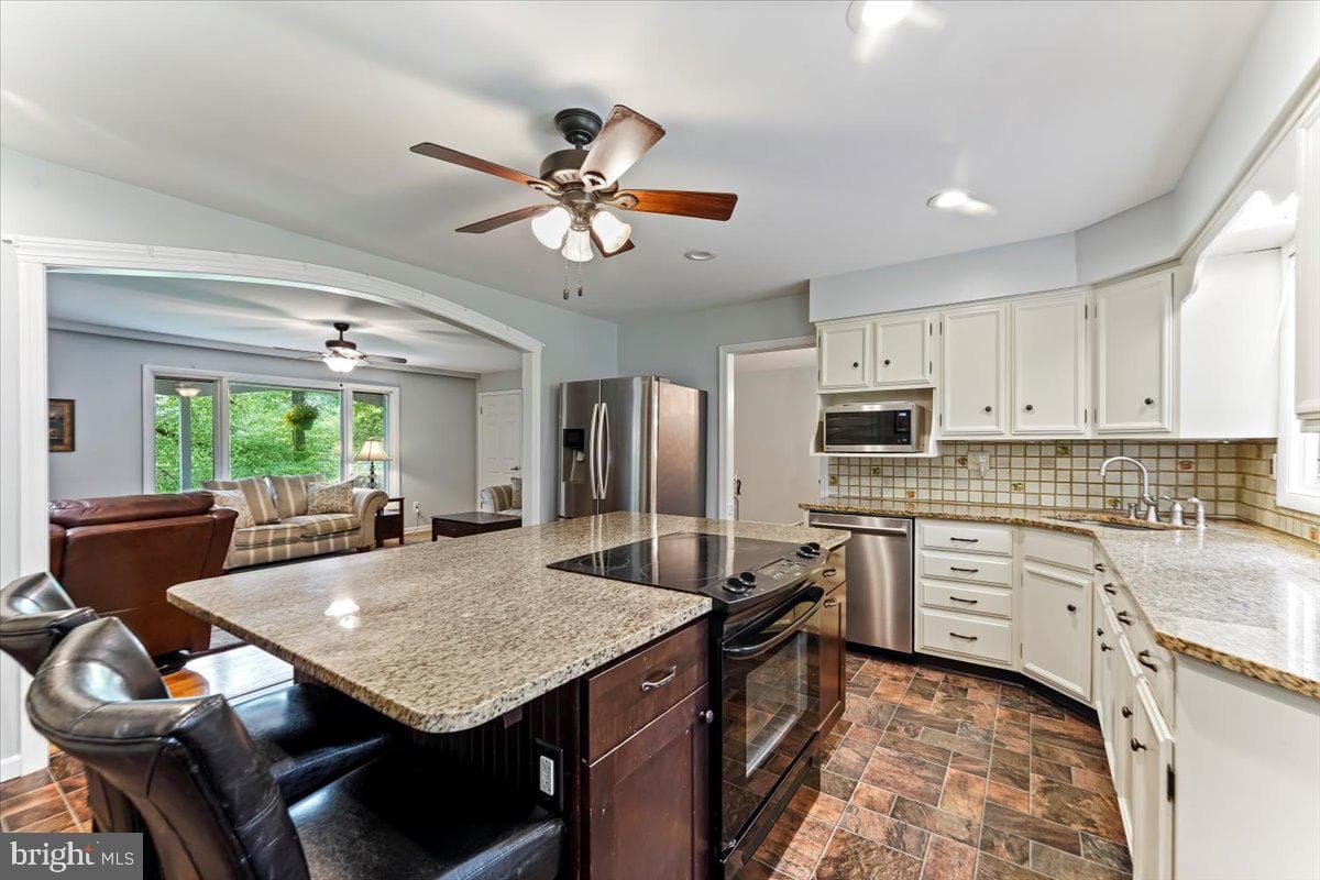 942 Cossart Road photo 10