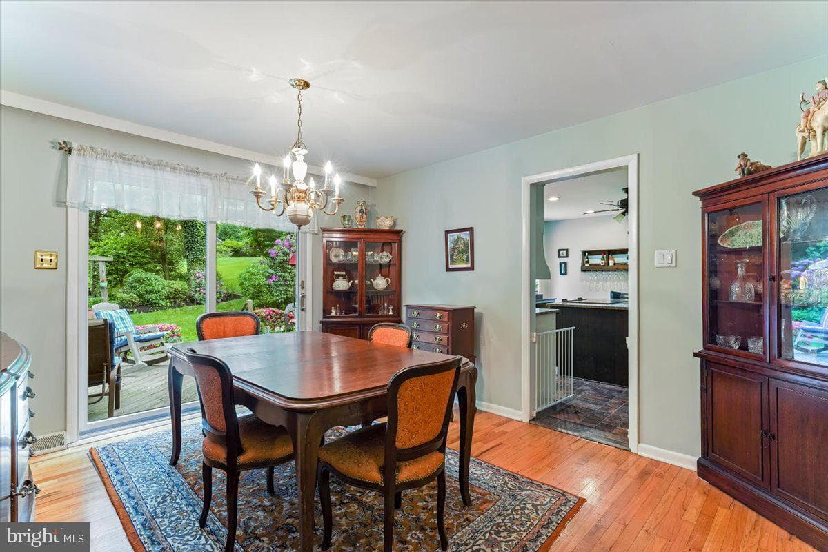 942 Cossart Road photo 12