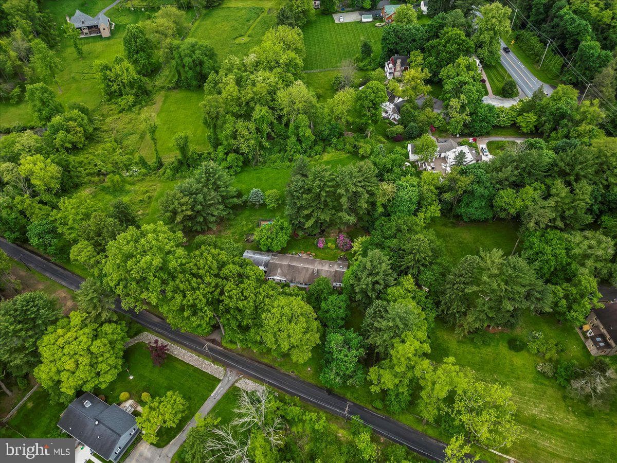 942 Cossart Road photo 2