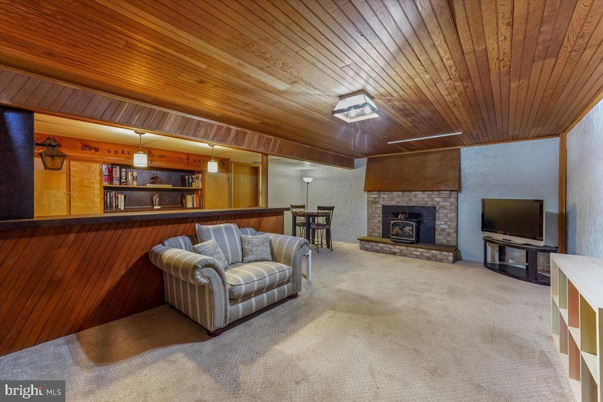 942 Cossart Road photo 25