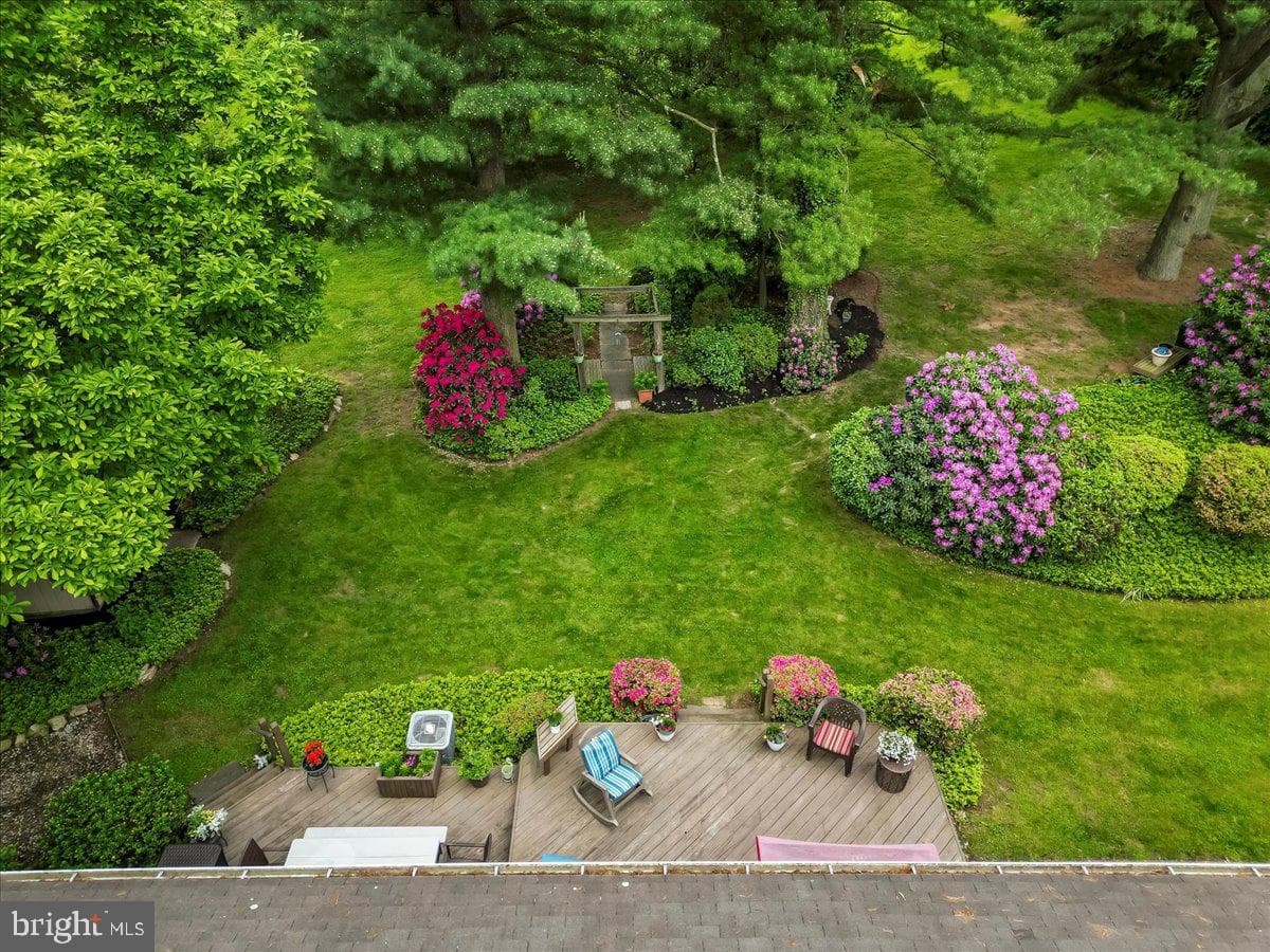 942 Cossart Road photo 3