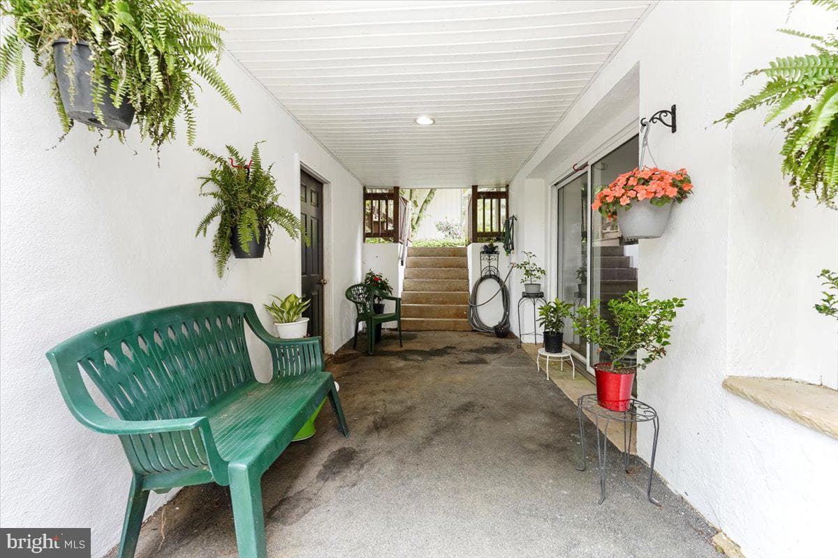 942 Cossart Road photo 33