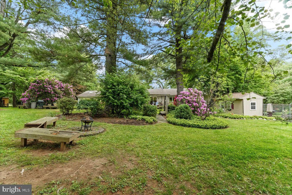 942 Cossart Road photo 34