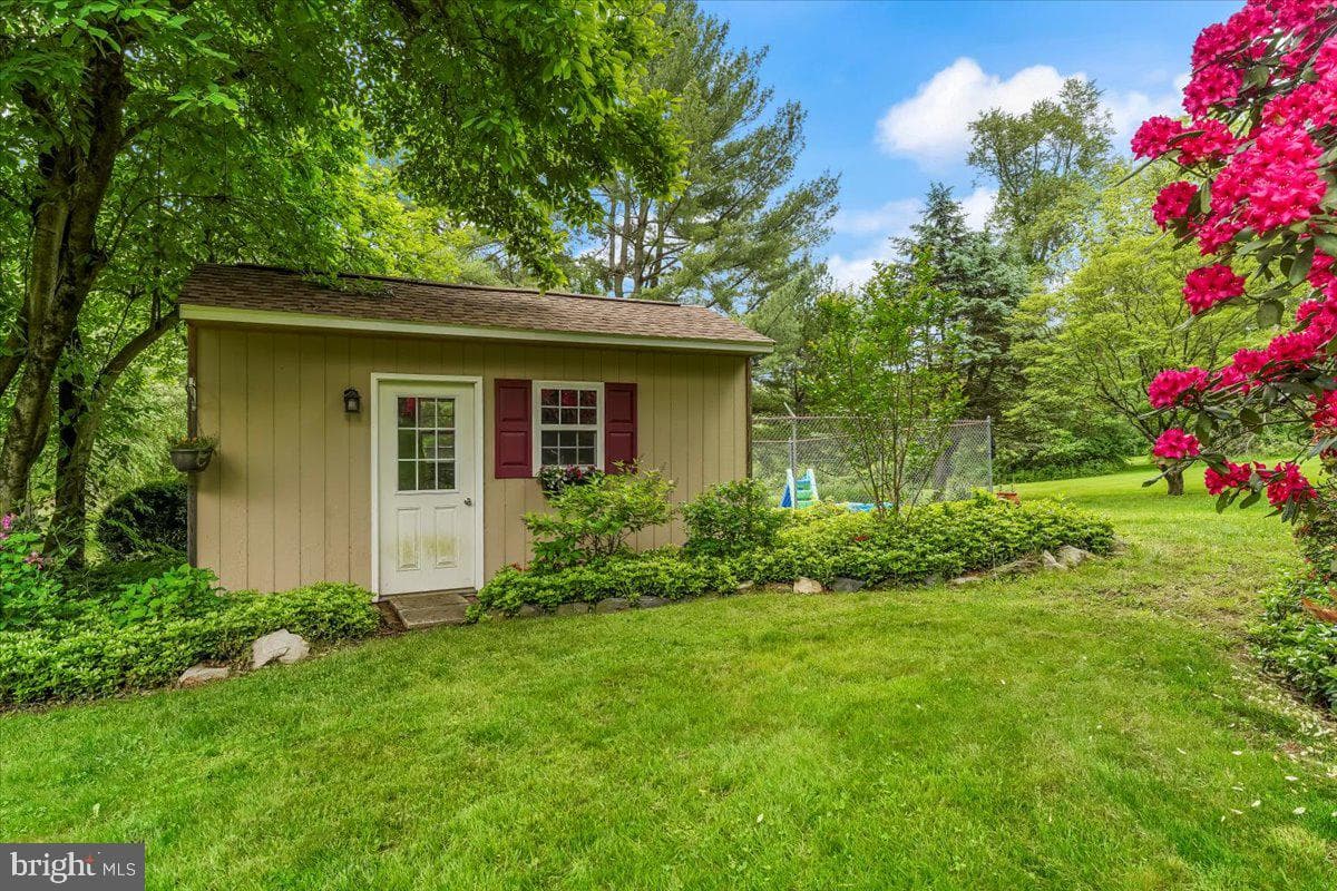 942 Cossart Road photo 36