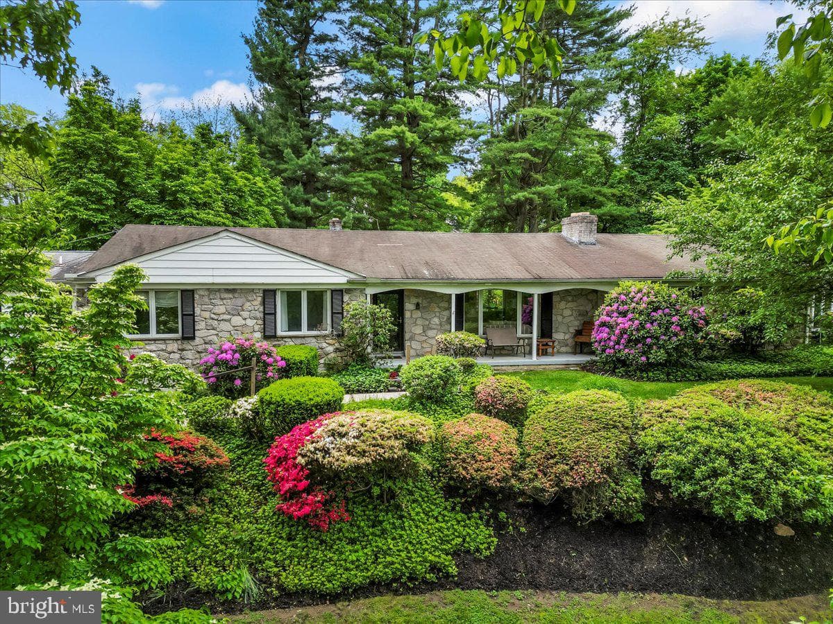 942 Cossart Road photo 38