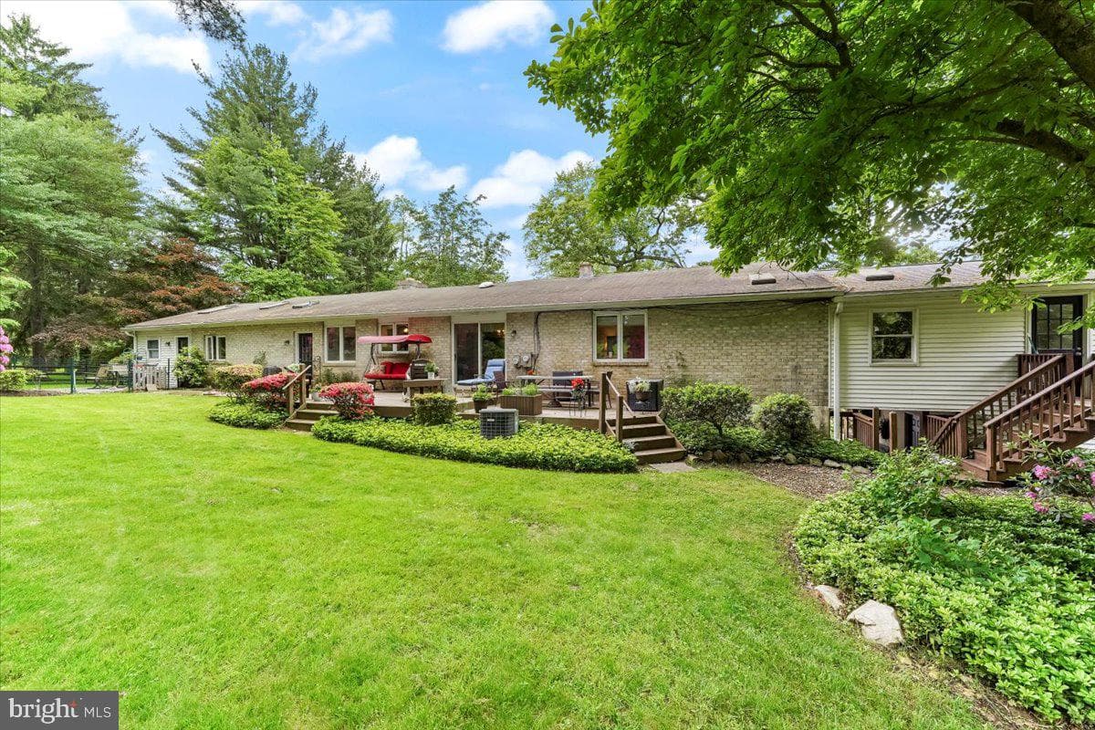 942 Cossart Road photo 5